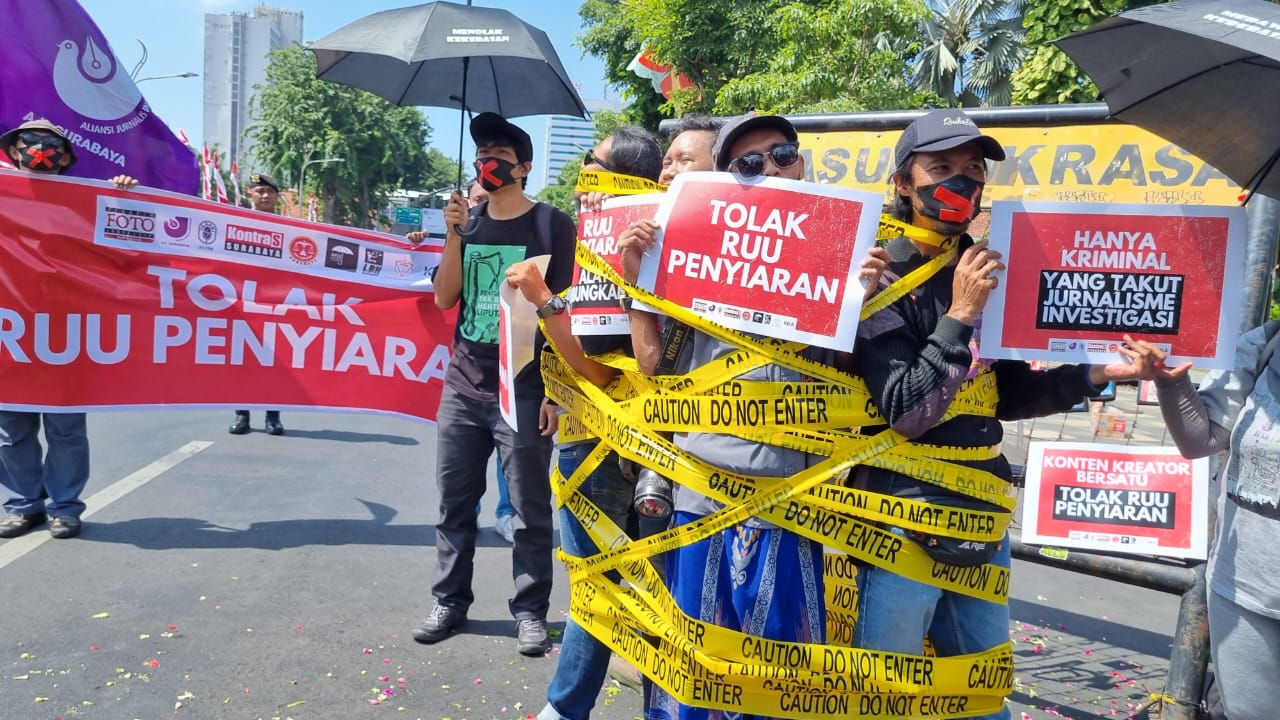 Koalisi Masyarakat dan Pers (KOMPRES) melakukan unjuk rasa menolak RUU Penyiaran di depan Gedung Negara Grahadi, Surabaya, 28 Mei 2024